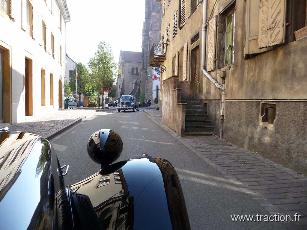 2011_rustenhart (47).jpg - 02/10/2011 - 68740 RUSTENHART 31ème Randonnée Internationale des Vendanges - Passage devant l'Hôtel de Ville pour l'arrêt dégustation place de la République